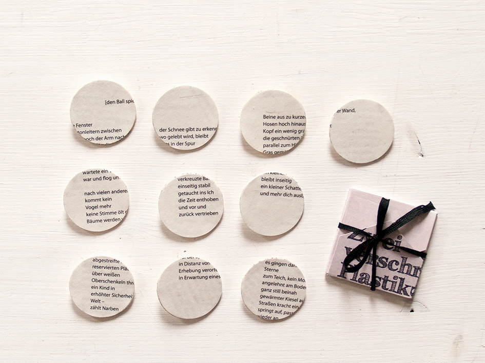 Plastikstühle – Buchbroschen